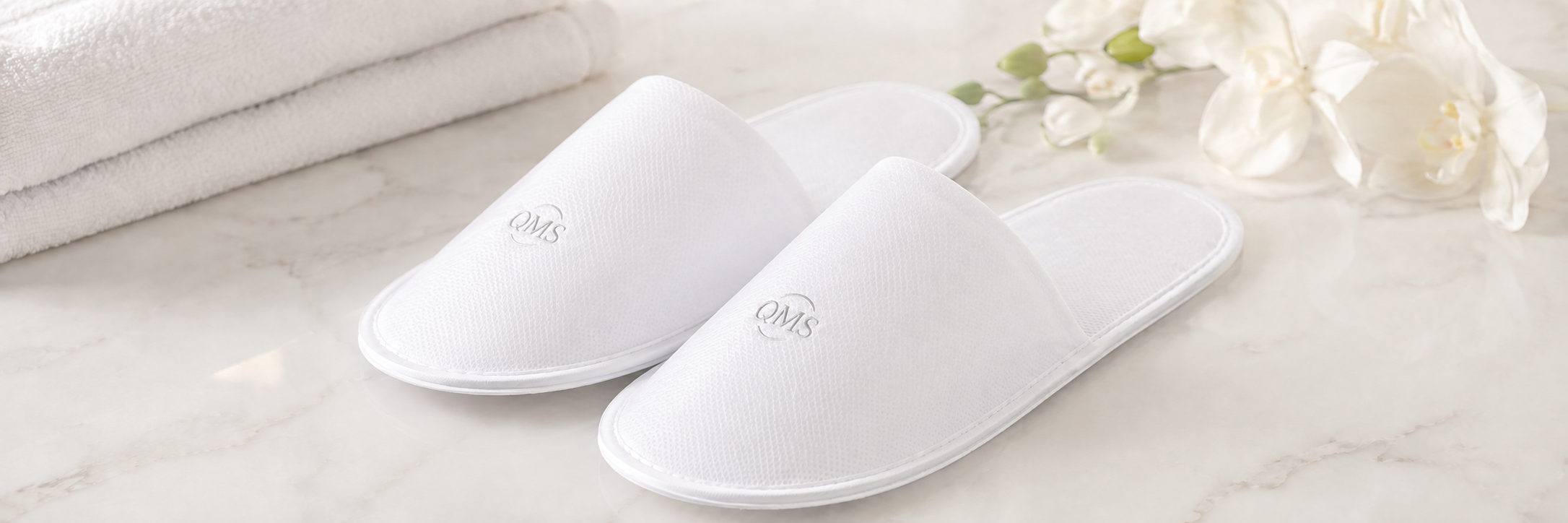 Personalizowane kapcie z logo firmy QMS Line